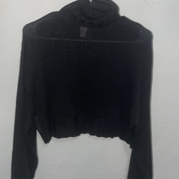 Turtle neck crop sweater - Picture 3 of 3